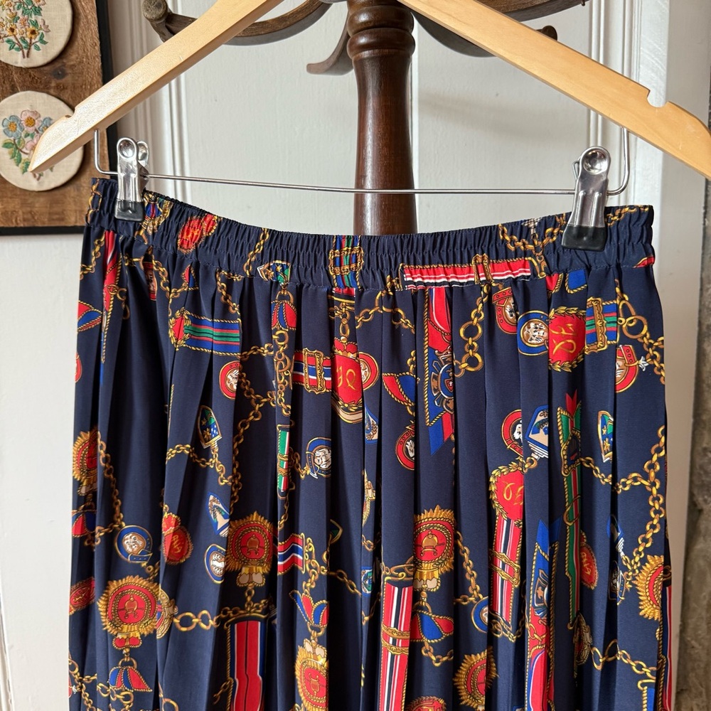 Vintage Military Medal Print Navy Blue Pleated Women's Midi Skirt size 8 medium - Picture 2 of 6